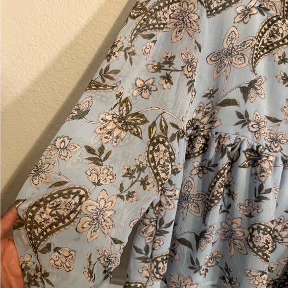 American Eagle Outfitters Floral Print Blouse in Blue and Brown. Size Medium. - Picture 6 of 10